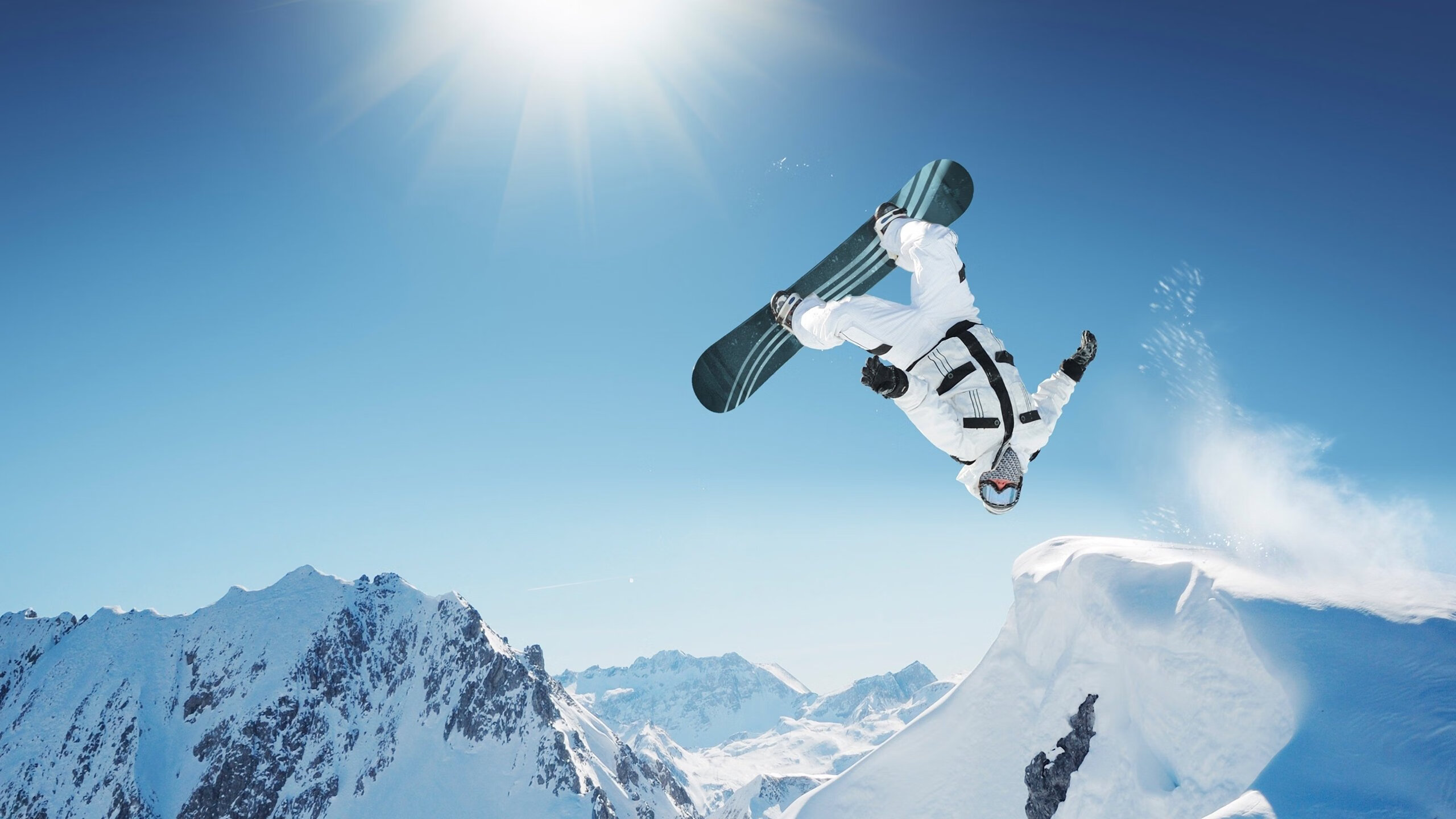 城市挑战极限跑，夜色之中尽情释放热情，城市极限跑酷游戏